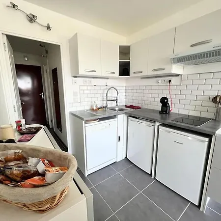 Le Peymian 900 M De La アパート